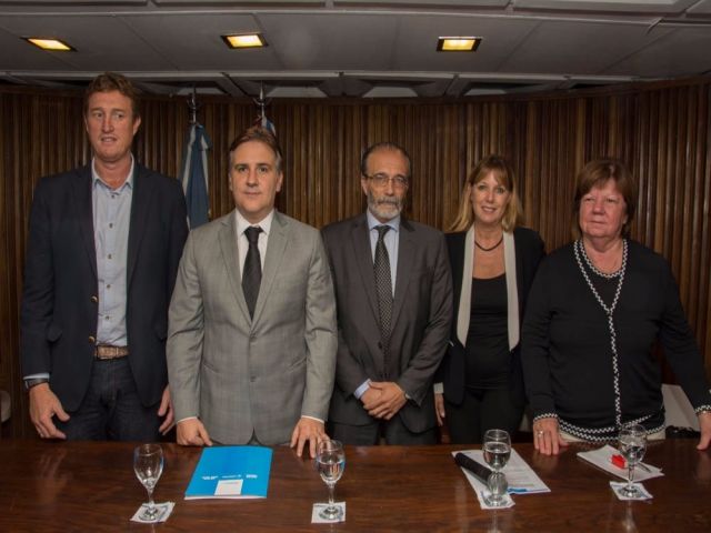 El intendente García Aresca firmó el convenio para la construcción de la nueva cloaca máxima  