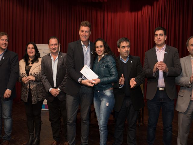 García Aresca entregó tarjetas sociales a 800 beneficiarios de la ciudad