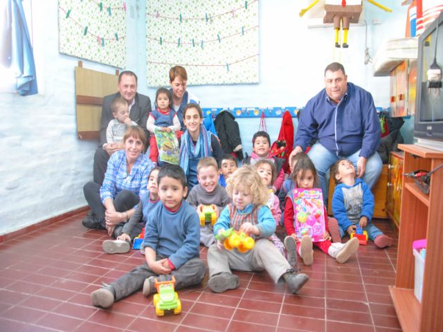 El municipio repartió regalos a las guarderías municipales por el Día del Niño