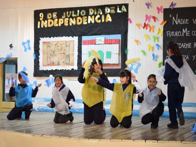 El intendente García Aresca encabezó los actos por el Día de la Independencia en la escuela 2 de Abril