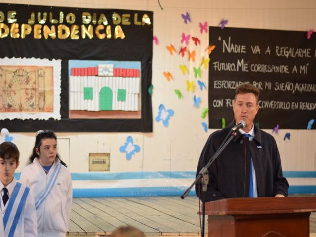 El intendente García Aresca encabezó los actos por el Día de la Independencia en la escuela 2 de Abril