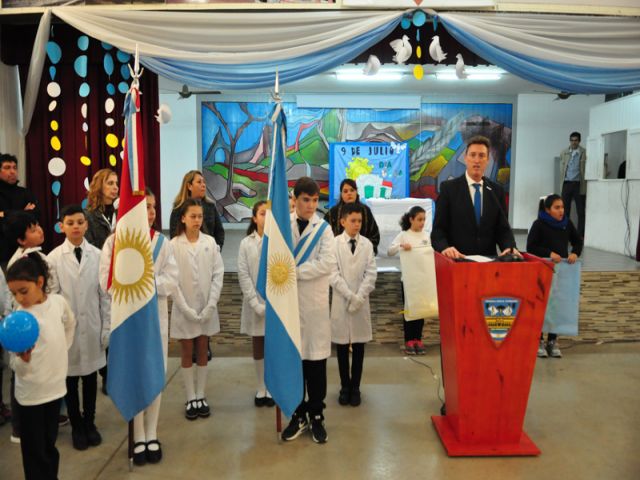 El intendente encabezó los actos por el Día de la Independencia en la Escuela José B. Iturraspe 