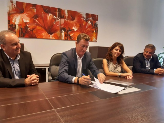 García Aresca firmó un convenio de colaboración con el gobierno de Santa Cruz