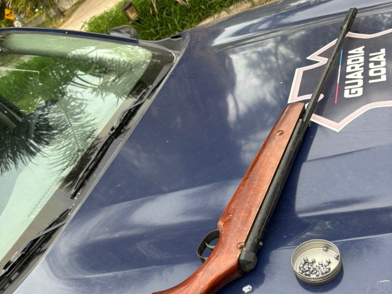 Cuatro hombres con rifle de aire comprimido fueron interceptados en calle Pueyrredón