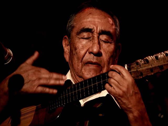El reconocido músico tucumano Jaime Torres se presentó, ante un Teatrillo colmado, junto al Coro Polifónico de la ciudad dirigido por Juan Pablo Caminos. - gf1035