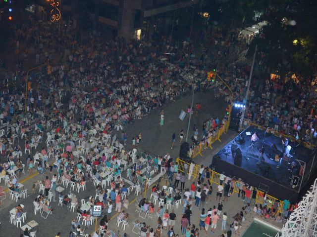 El Centro Cívico fue escenario de una nueva noche del Paseo Peatonal 2016