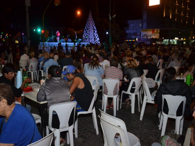 Una gran cantidad de vecinos disfrutaron de una nueva noche de La Peatonal