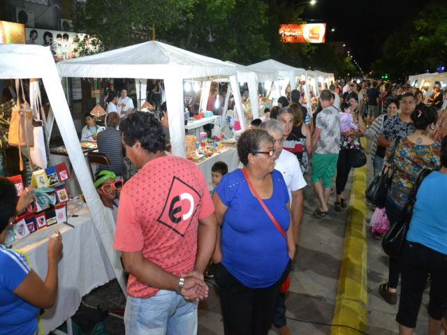 Una gran cantidad de vecinos disfrutaron de una nueva noche de La Peatonal