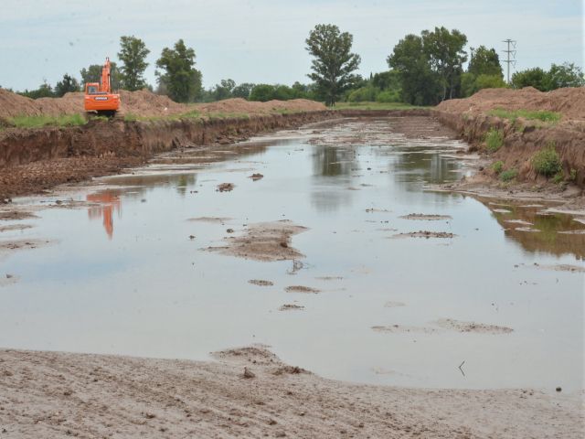 García Aresca recorrió trabajos en la laguna de retardo del sector sur de la ciudad