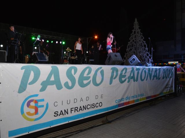 A pura música y carnaval se realizó el cierre del Paseo Peatonal 2016 