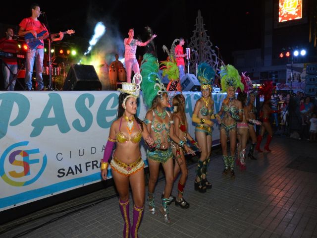 A pura música y carnaval se realizó el cierre del Paseo Peatonal 2016 