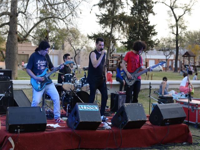 El Llenate Recargado de Rock vibró en la plaza 1º de Mayo