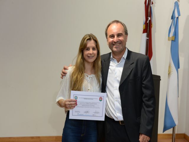 Entrega de certificados a voluntarios en enseñanza