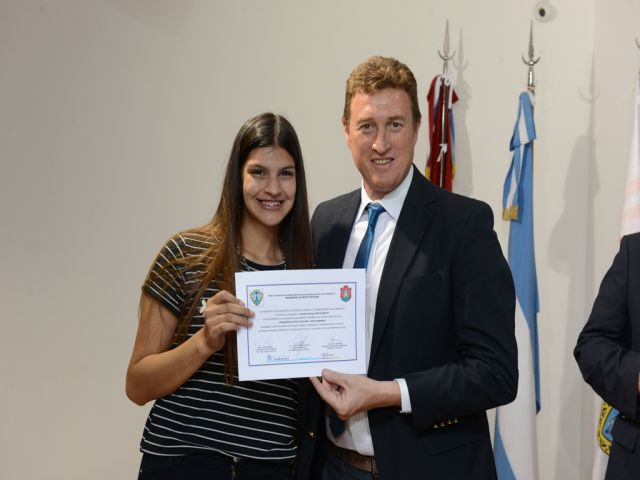 Entrega de certificados a voluntarios en enseñanza