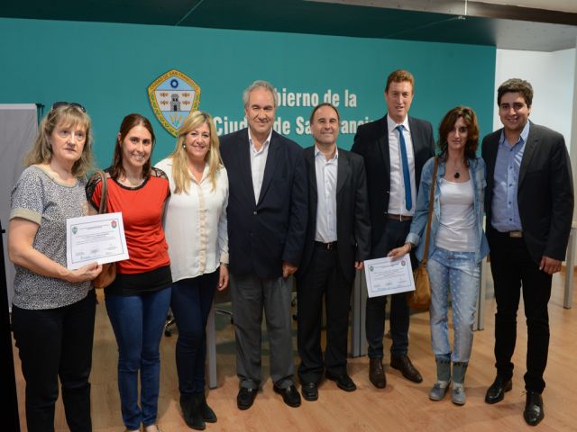 Entrega de certificados a voluntarios en enseñanza