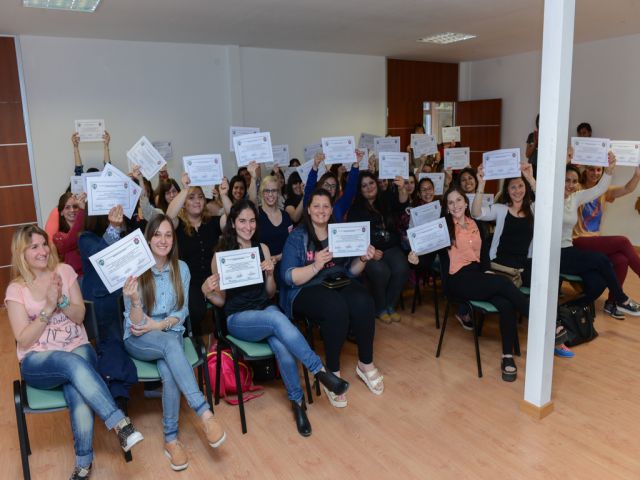 Entrega de certificados a voluntarios en enseñanza