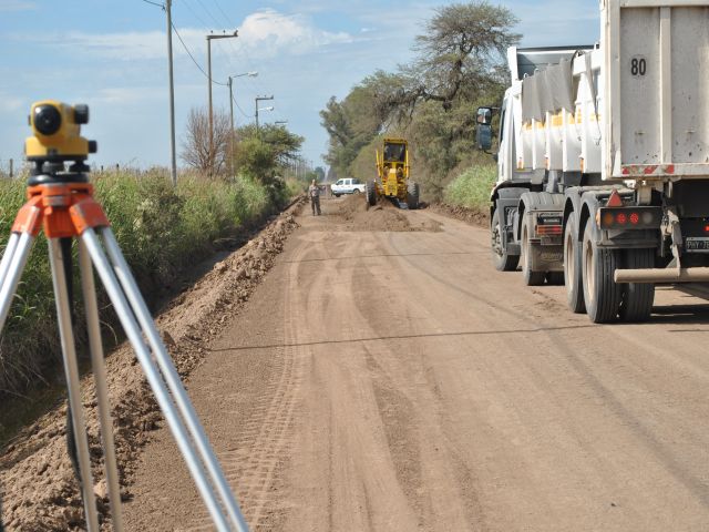 Continúan las obras de alteo y canalización de Av. de los Inmigrantes 