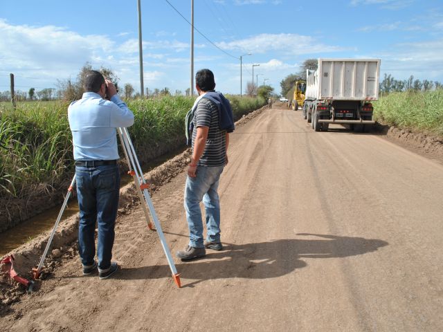 Continúan las obras de alteo y canalización de Av. de los Inmigrantes 