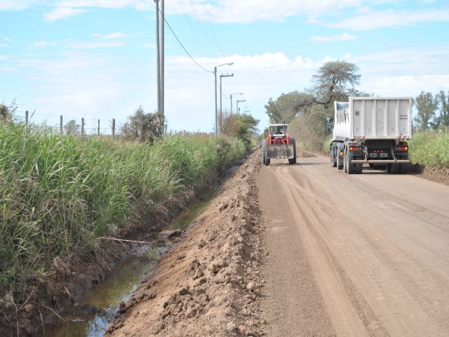 Continúan las obras de alteo y canalización de Av. de los Inmigrantes 