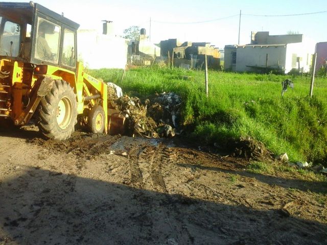 Sigue la limpieza y mantenimiento de canales pluviales en la ciudad