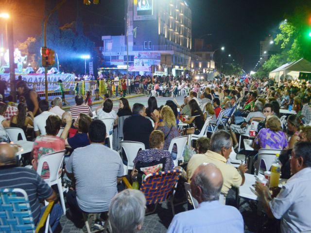 Con gran convocatoria se desarrolló la tercera noche de la Peatonal de la 25 