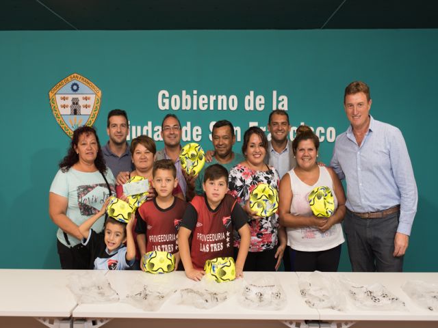 Entrega de ayuda al Club Deportivo Norte de la Liga de Baby Fútbol