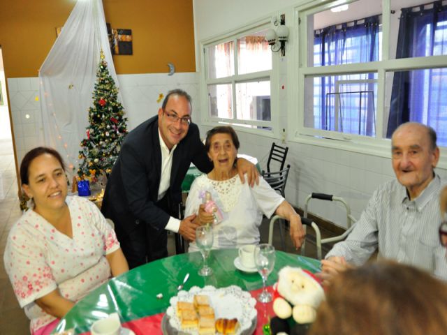 Tradicional desayuno de fin de año en el hogar de ancianos ENRIQUE J. CARRÁ