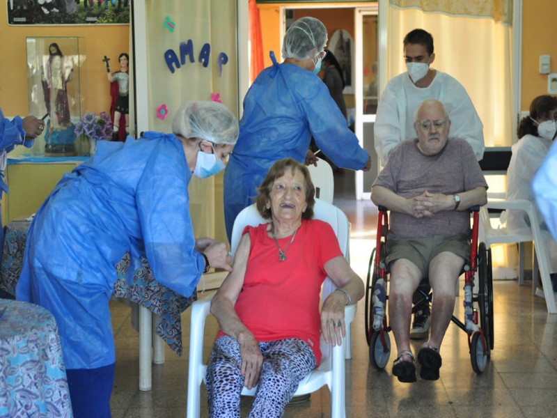 Se comenzó a vacunar contra el Covid-19 en los geriátricos de la ciudad