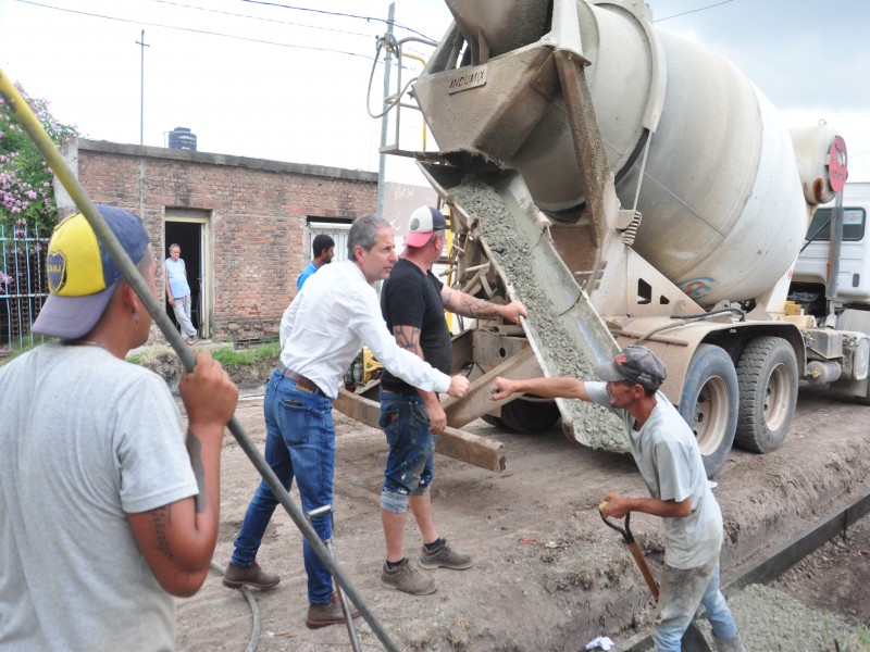 Avanza obra de cordón cuneta en barrio San Cayetano 