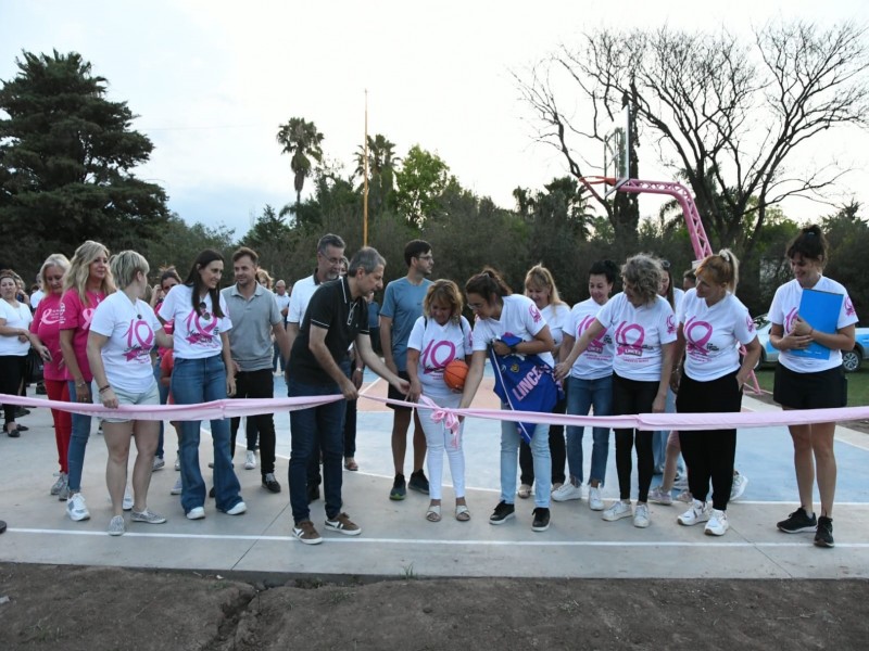 Se inauguró una nueva cancha de Básquet en la plaza de barrio Savio