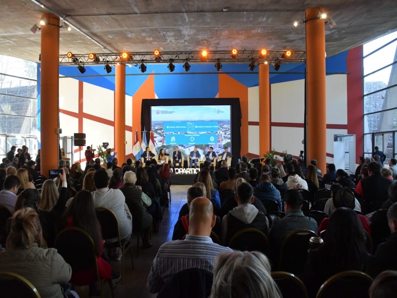 Bernarte disertó en un Congreso de Participación Ciudadana y presentó el modelo de gestión de San Francisco