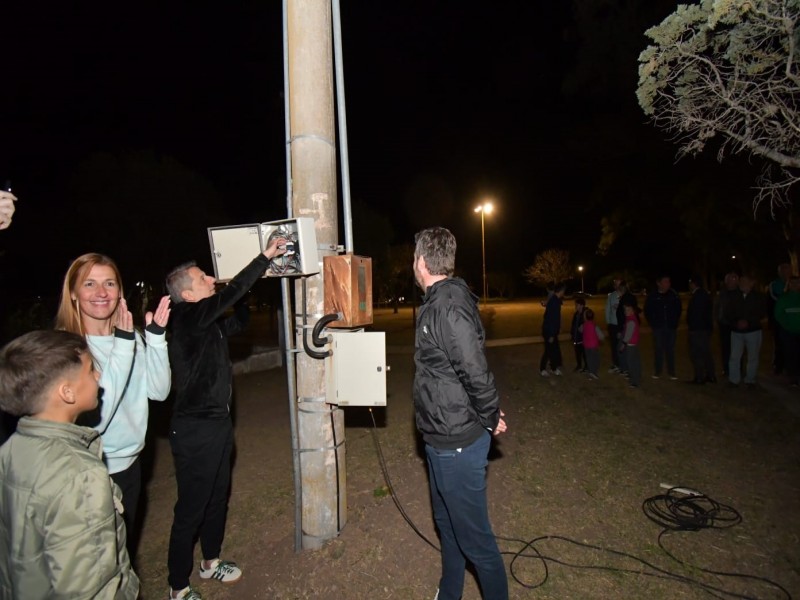 Bernarte inauguró la iluminación de la avenida de los Inmigrantes en Plaza San Francisco