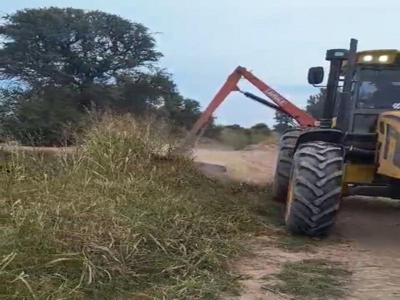 Continúa la limpieza y desobstrucción de canales de desagües pluviales