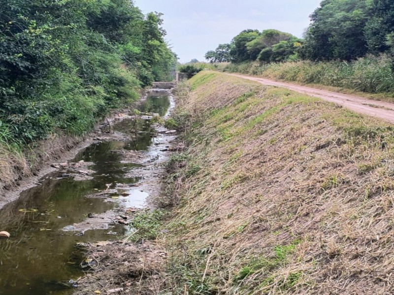 Continúa la limpieza y desobstrucción de canales de desagües pluviales