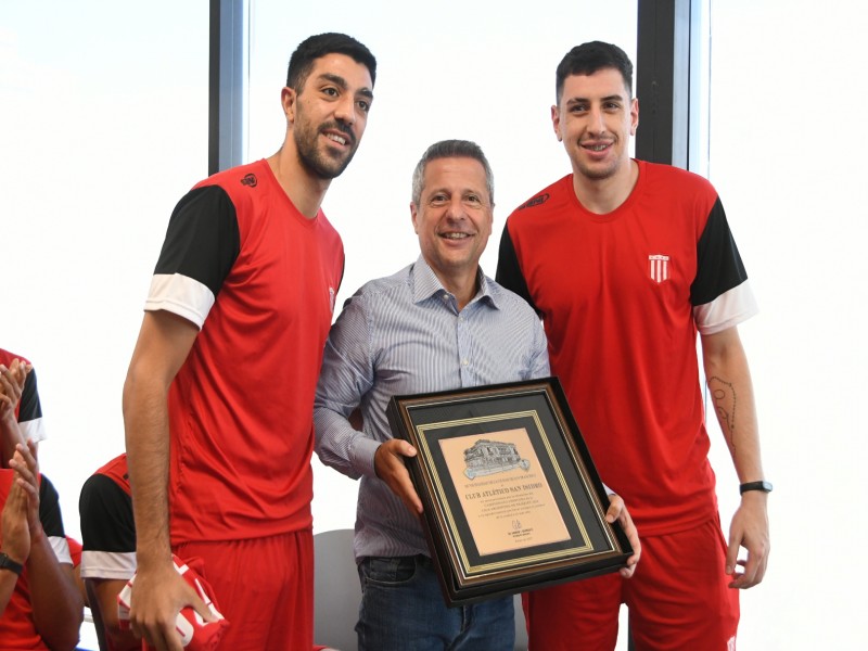 Bernarte entregó reconocimiento al equipo de básquet del Club San Isidro por su triunfo en el Torneo Apertura de la Liga Argentina