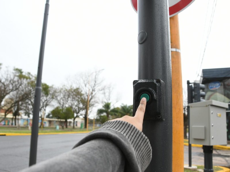 Quedó habilitado el semáforo peatonal en Av. Cervantes y Falucho