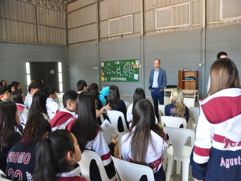 Bernarte compartió una clase con alumnos del colegio Fasta Jesús de la Misericordia