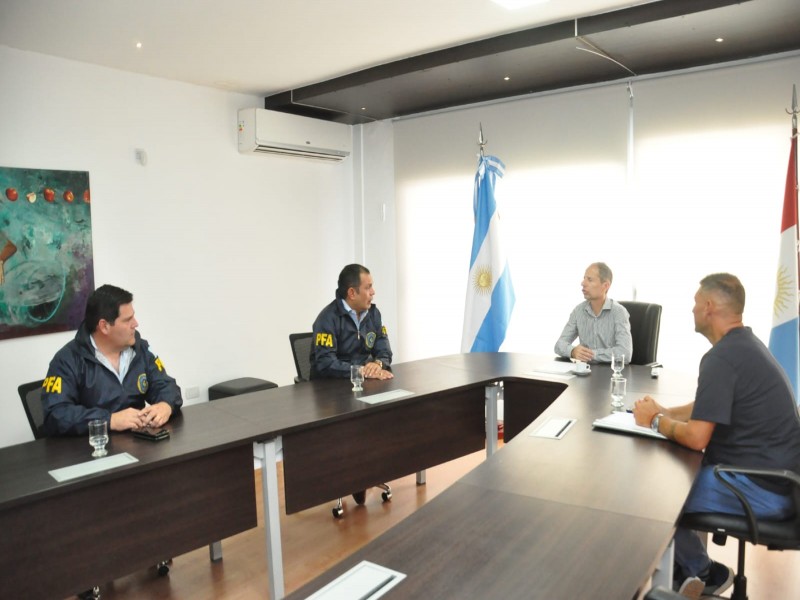 Bernarte se reunió con los jefes de la división antidrogas de la PFA