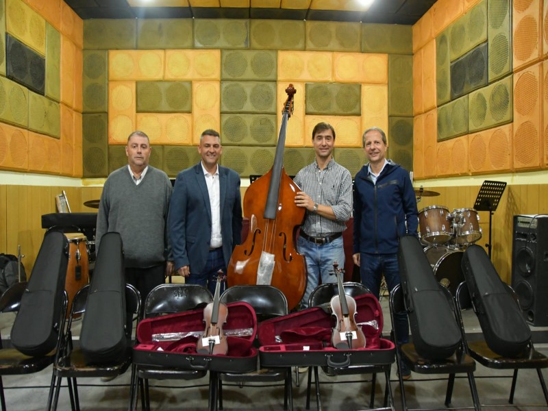 El intendente Bernarte entregó nuevos instrumentos a la Orquesta Sinfónica Juvenil