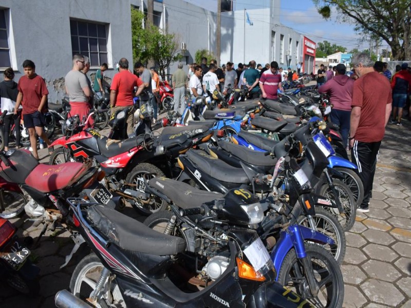 El municipio llevó a cabo un nuevo remate de motos y autos