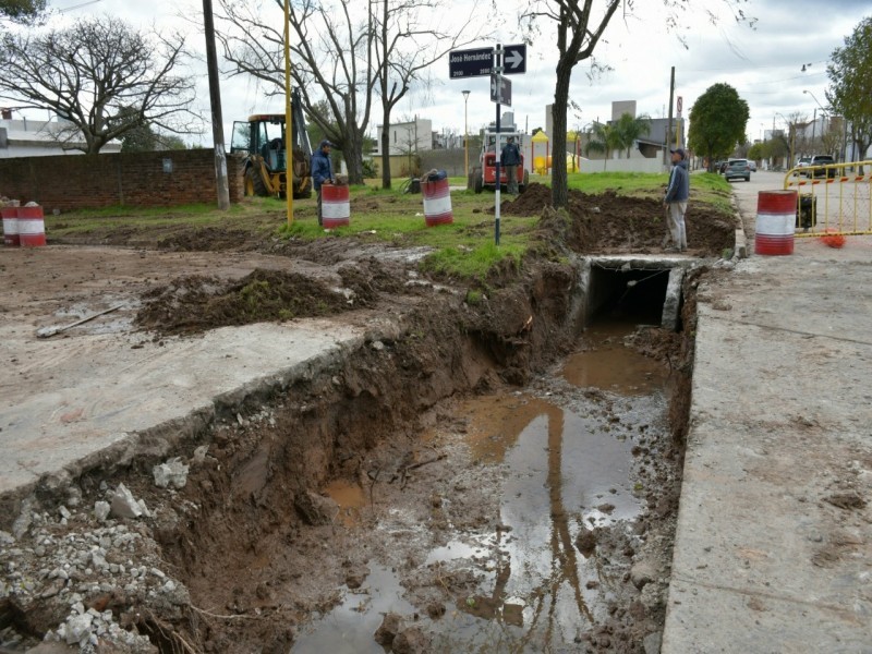 Avanza la reparación del canal pluvial en la intersección de calle Colón y José Hernández