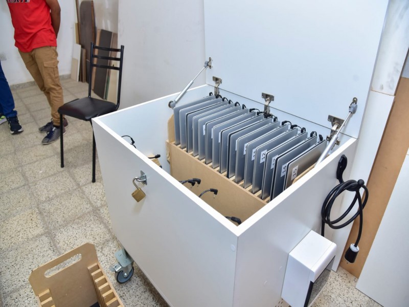 El Ceder San Francisco construyó y entregó mobiliario para el traslado de notebooks de la escuela ProA Software