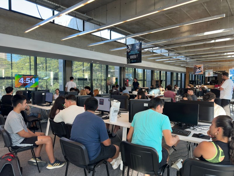 En Tecnoteca capacitan a jóvenes en el uso de IA generativa para potenciar proyectos personales