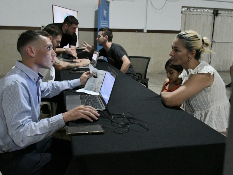 La Oficina de Empleo Móvil llega a Barrio Roque Sáenz Peña