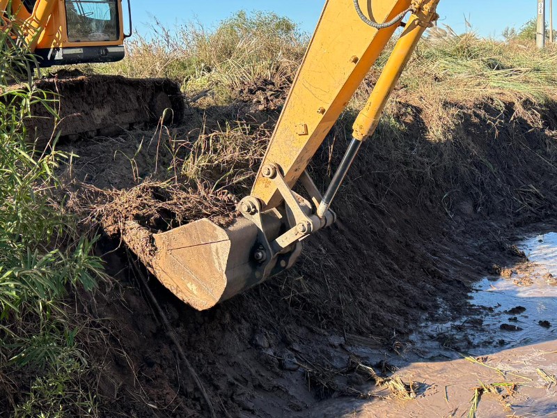 Se trabaja en la limpieza del canal de desagües pluviales de la ruta nacional 158